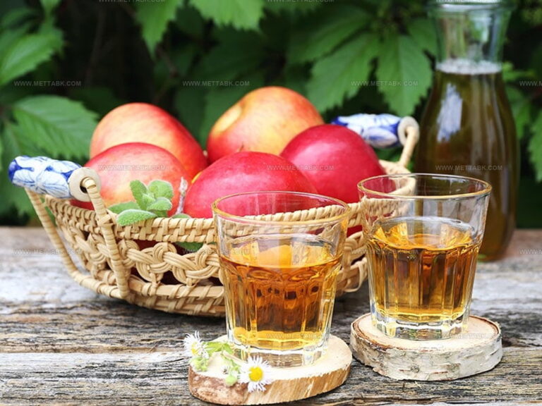 Apple Cider or Vinegar: Which One Belongs in Pantry?