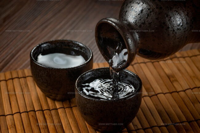 Are Japanese Alcoholic Beverages More Commonly Served Warm or Cold?